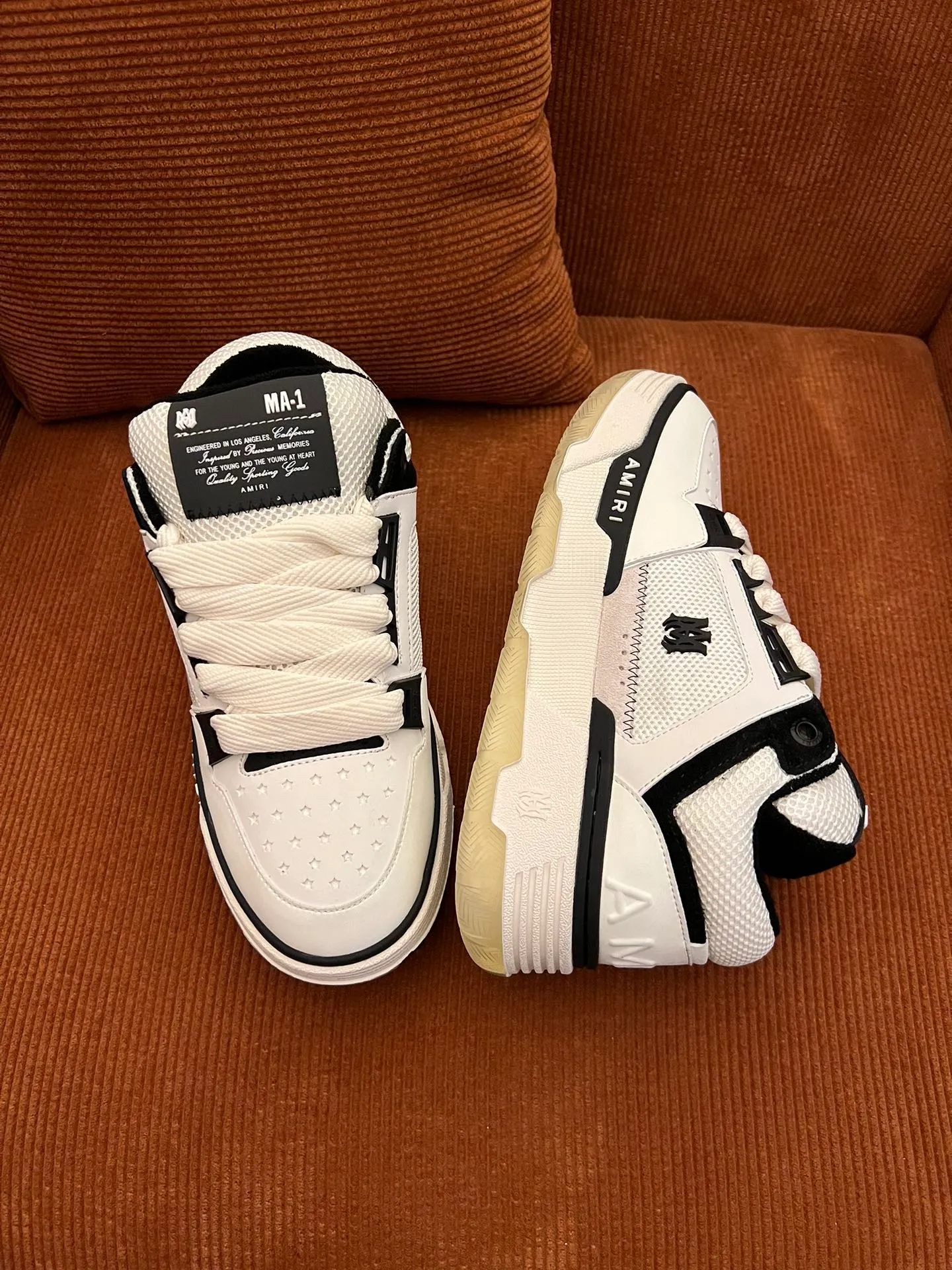 p620💰Men's shoes Amiri Emile's 2023 spring and summer new MA-1 bread shoes, couple models, casual sports shoes, sneakers Amiri gave up the rock punk style in the new season and used a large number of unsaturated colors, Morandi tones, whether you see or wear them, it will make people very happy. The large tongue of the bread shoes continues, shortens the length of the shoe body, thickens the midsole, and the toe part is more rounded. Amiri's brand letters and MA logo appear on the side of the shoe. Fabric: Original customized imported first-layer cowhide + mesh. Lining: Original customized breathable towel lining. Outsole. Foam combination material. Bottom thickness: 4CM. Size: Men's 39-45